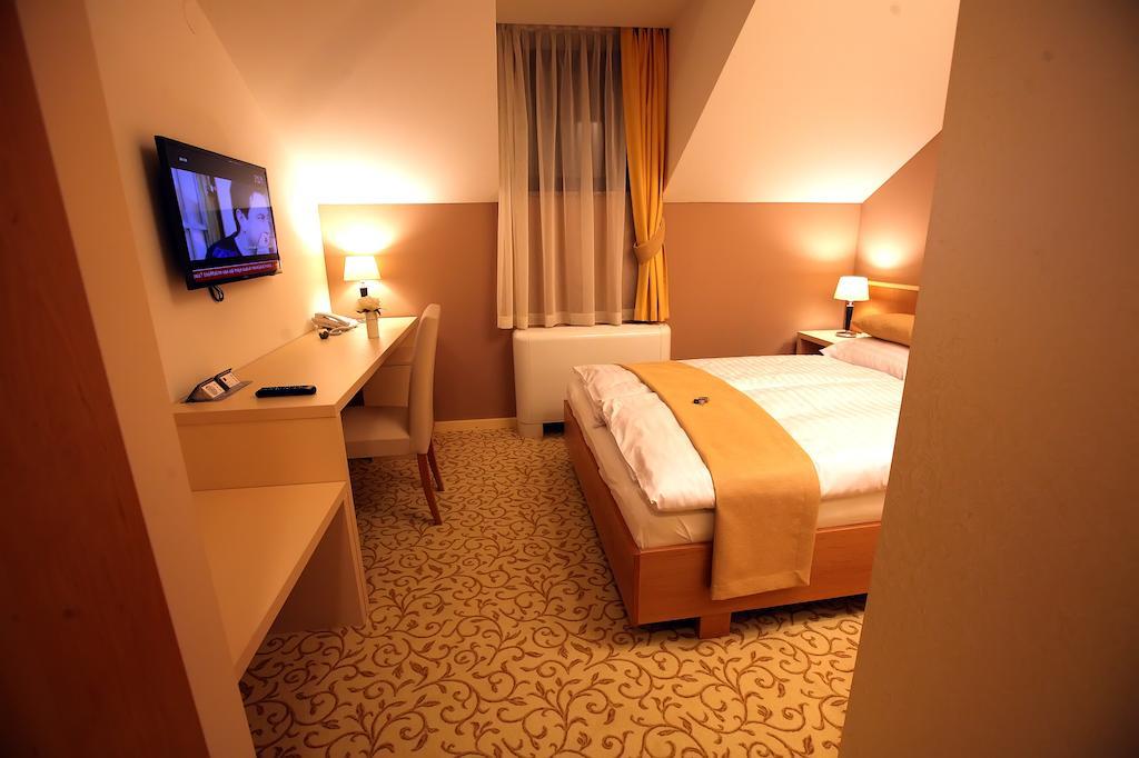 Hotel Gallus Сесвете Екстериор снимка