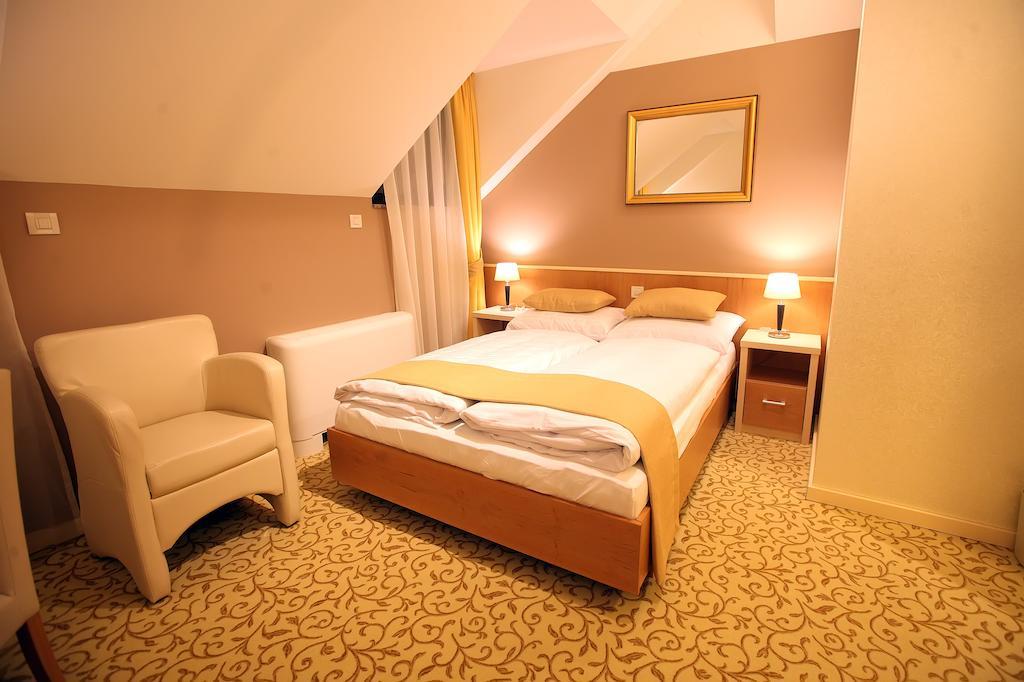 Hotel Gallus Сесвете Екстериор снимка