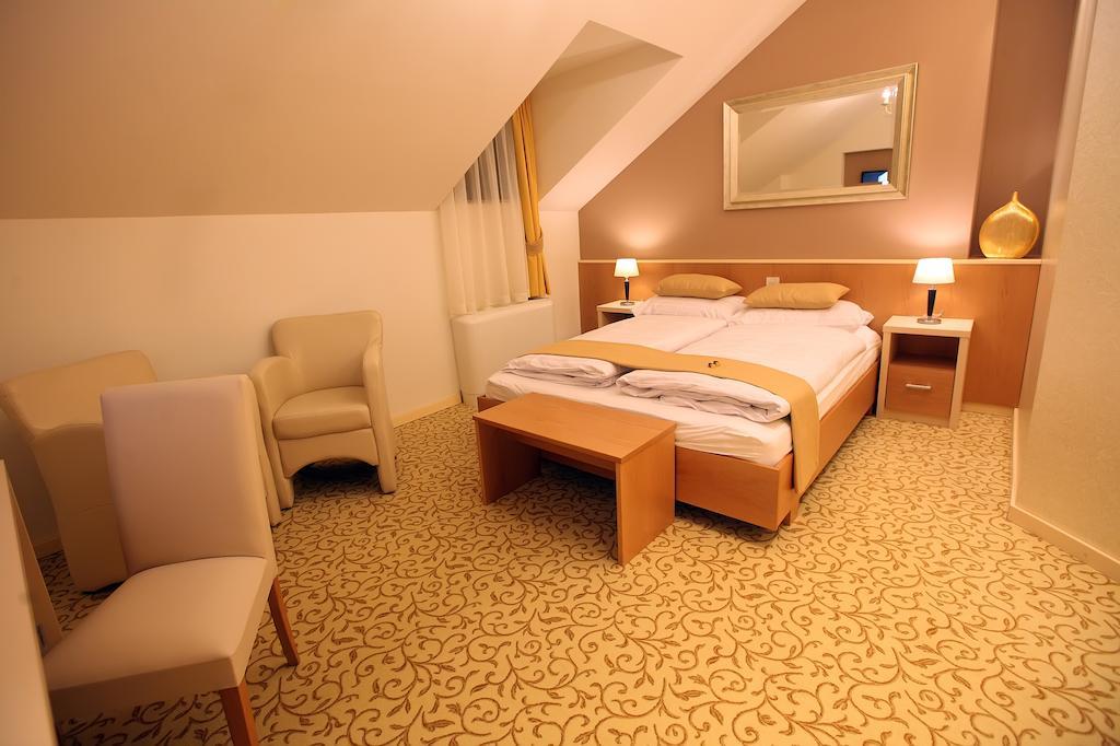 Hotel Gallus Сесвете Екстериор снимка