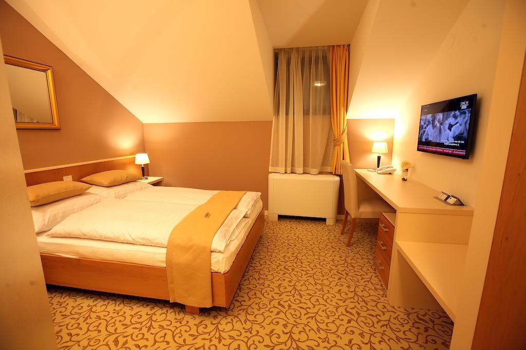 Hotel Gallus Сесвете Екстериор снимка
