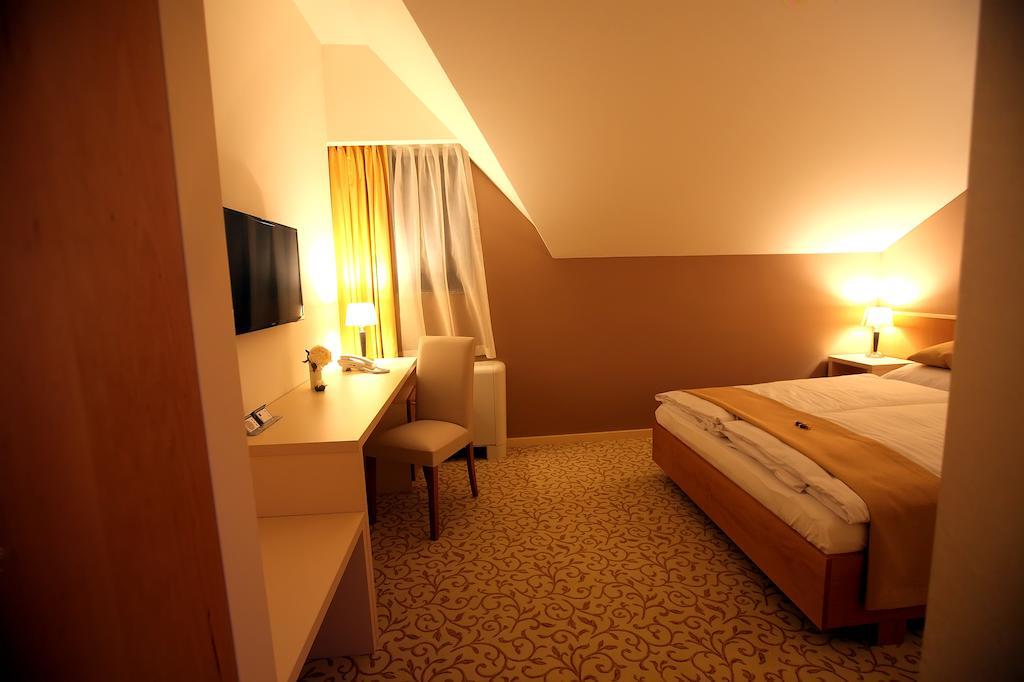 Hotel Gallus Сесвете Екстериор снимка