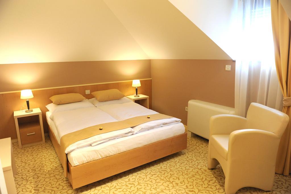 Hotel Gallus Сесвете Екстериор снимка