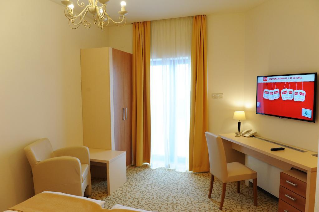 Hotel Gallus Сесвете Екстериор снимка