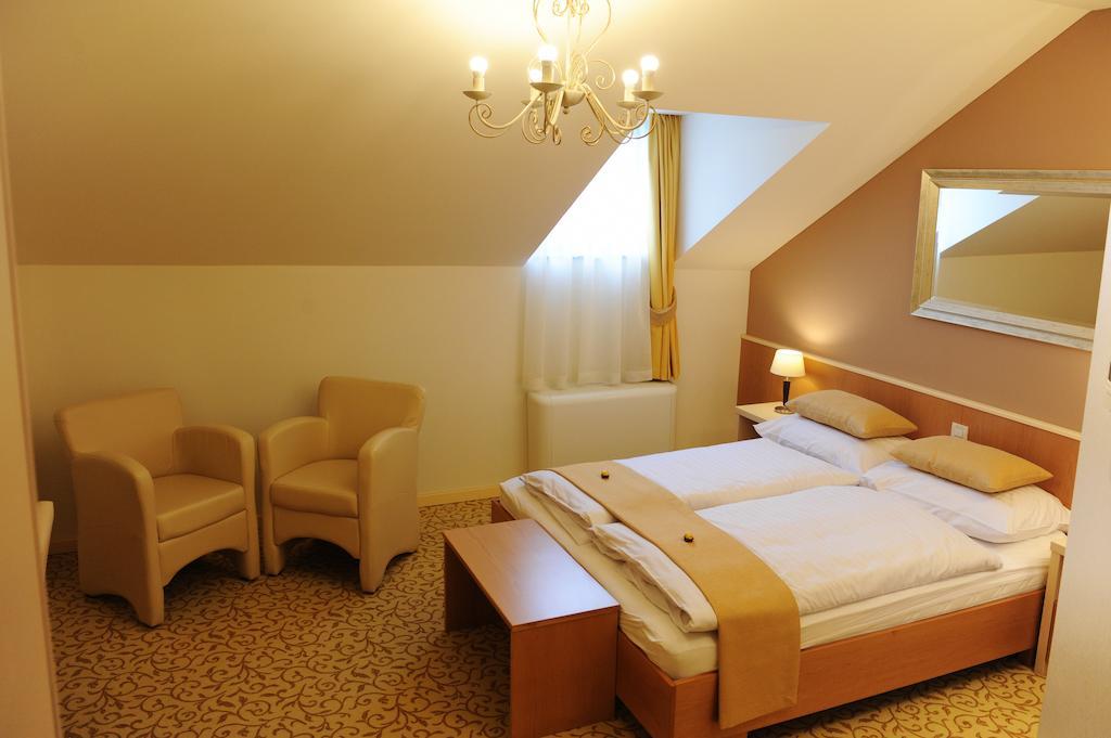 Hotel Gallus Сесвете Екстериор снимка