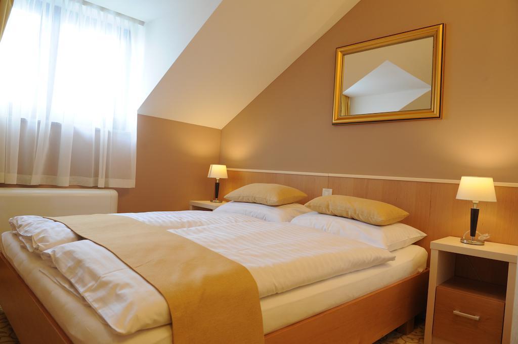 Hotel Gallus Сесвете Екстериор снимка