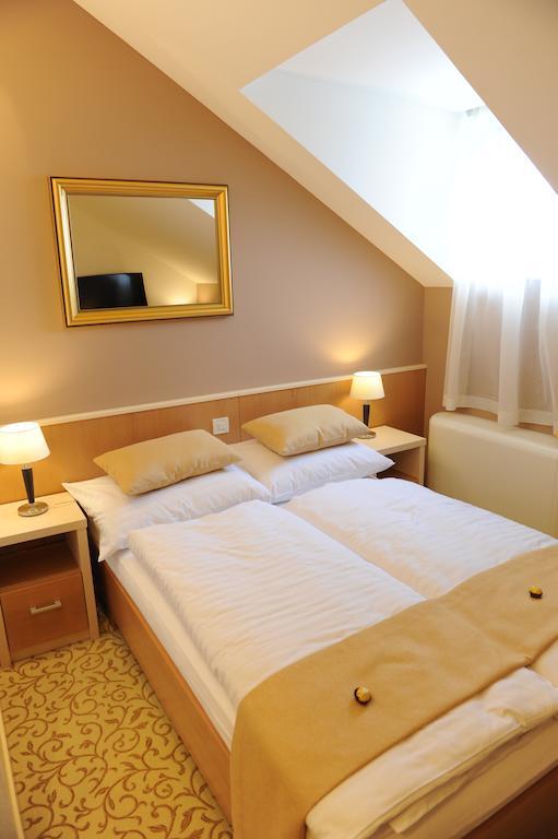 Hotel Gallus Сесвете Екстериор снимка