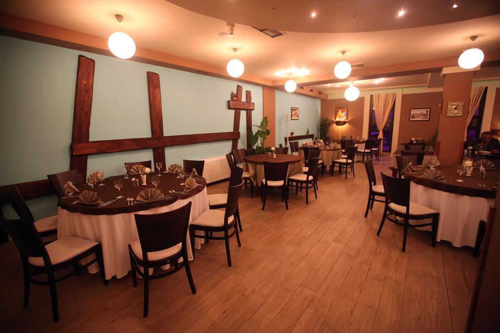 Hotel Gallus Сесвете Екстериор снимка