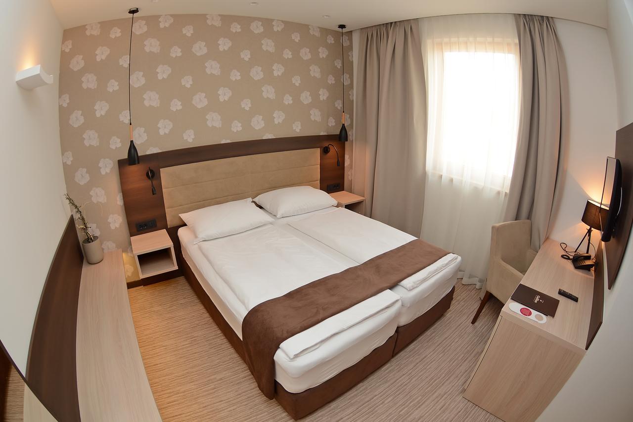 Hotel Gallus Сесвете Екстериор снимка